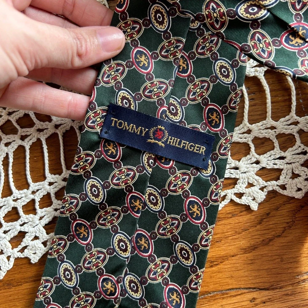 Vintage‎ Tommy Hilfiger Mens Tie Green Burgundy Crest Medallion Italian Silk